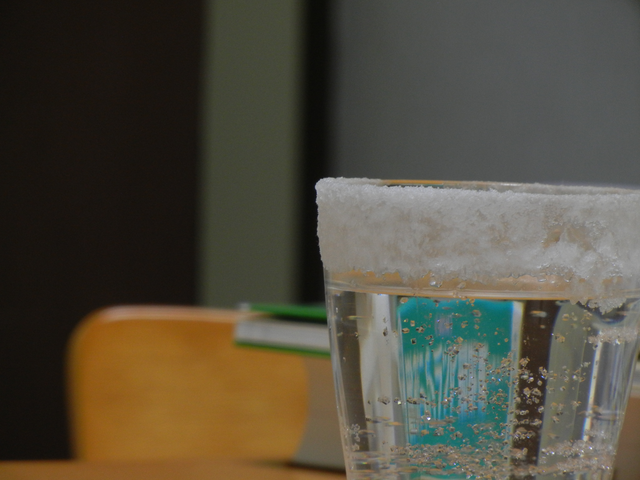 濃厚な塩水を作り放置したもの(横から) 濃厚な塩水を作り放置したもの(横から)