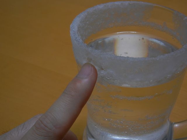 コップの外側に析出した塩 コップの外側に析出した塩