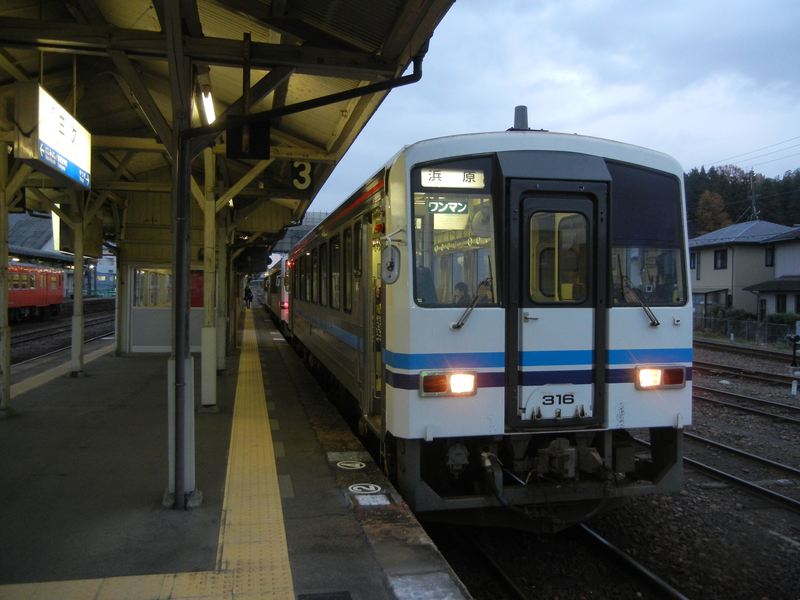 三次駅で発車を待つ三江線の単行ディーゼルカー 三次駅で発車を待つ三江線の単行ディーゼルカー