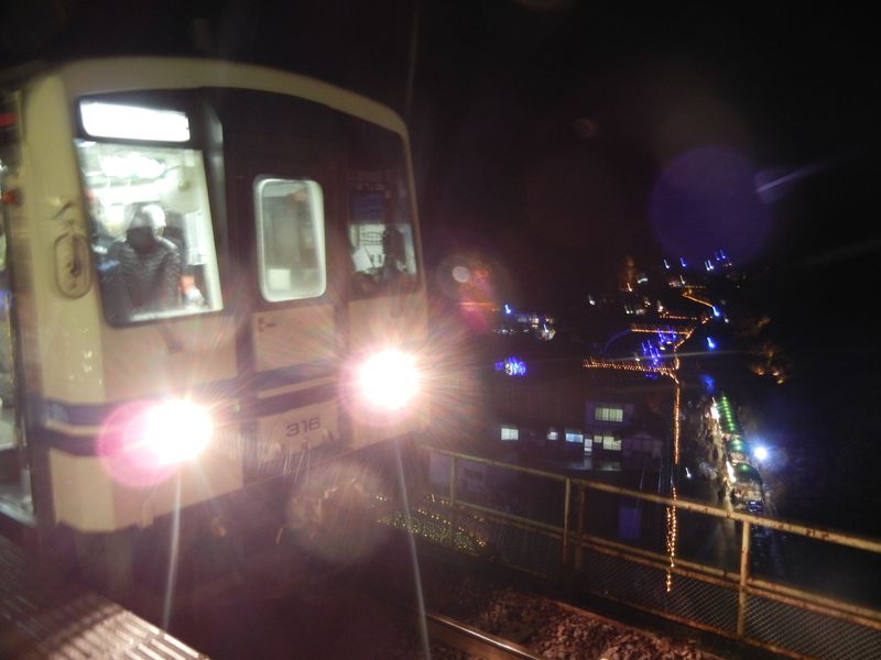 宇都井駅に到着。イルミネーションが出迎える。 宇都井駅に到着。イルミネーションが出迎える。