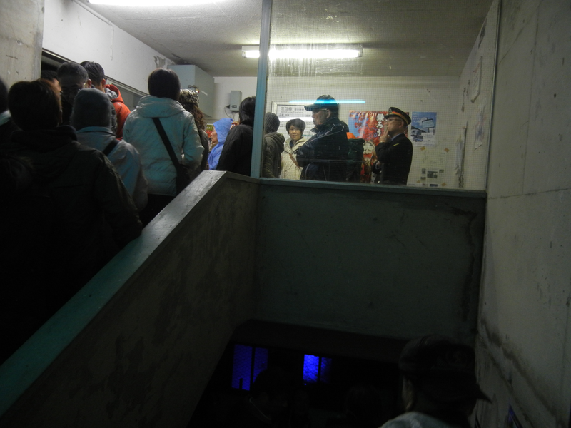 宇都井駅の階段の人だかり 宇都井駅の階段の人だかり