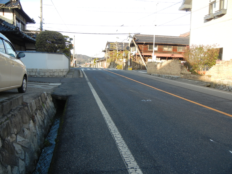 側溝を広島方面に流れる水 側溝を広島方面に流れる水