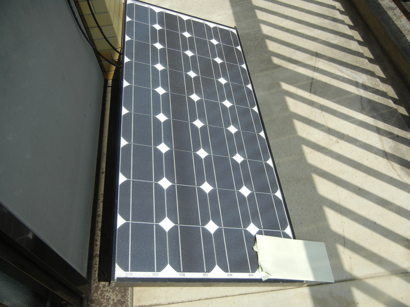 パネル面の一部を隠した太陽電池 パネル面の一部を隠した太陽電池